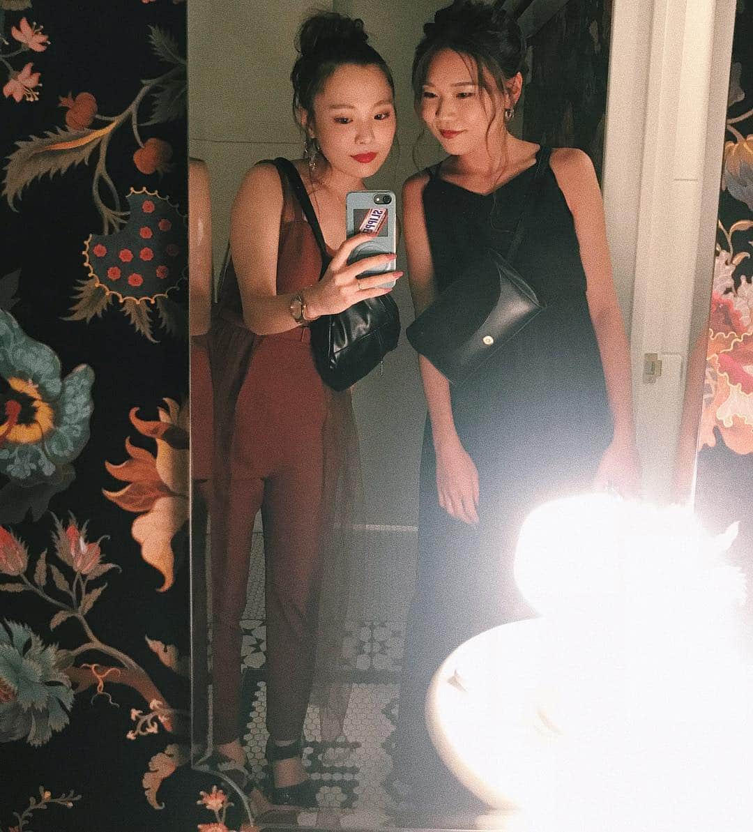 sayocoのインスタグラム：「結婚式に行く時の服は ameriがオススメです💋 ・ このときもふたりともameri♥︎ ・ ・ THE結婚式なコンサバっぽくならない お洒落なお呼ばれstyleがある🥰 ・ 質問いただいてたけどやっぱり 結婚式の服は毎回悩みます😂💭💘 ・ ・ #お呼ばれコーデ#結婚式#amerivintage」