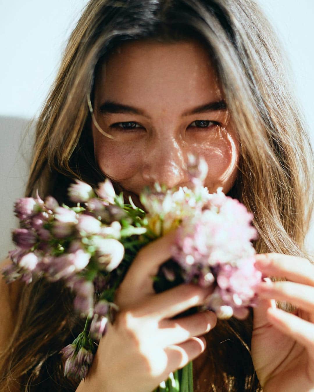 佐川理佳のインスタグラム：「work for @honeybeauty_mag  素敵なページになっているので、ぜひ読んでください🌸 いなみちゃんありがとう🏄🏼‍♀️ ♻︎repost @muchi_inami  HONEY Beauty 新美容定番では キレイになるためのもの、ことを紹介しております。全部は真似せず、ひっかかるものを少しずつ。なにかのきっかけになればいいな〜。 取材させていただいた皆さん、、、勝手ながらわたしからみた皆さんを一言ずつ紹介させていただきました。 どうもありがとうございました！みなさんポンコツ編集を可愛がってくれます🤤よくおしりをたたかれます。 愛があって、仕事もプライベートも頑張っているかっこいい女性たちです。  repost @honeybeauty_mag  ガチガチに固められたルールには縛られたくないけれど、自分の個性をいかした美を手に入れたい！毎日ちょっとした“気配り”で綺麗になれたら…。ハッピーマインドを持つメンバーを参考にした、オリジナルルールブック。 朝起きたときの習慣から、おススメ洗顔、化粧水、ネイル、パジャマ、本…まで幅広くご紹介。  @honeybeauty_mag  My Beauty Rules.  美の新定番2019より  取材メンバー  ビューティオーガナイザー福本敦子さん @uoza_26 （アーユルヴェーダから占星術まで幅広い知識の持ち主。美容法&アイテムをユニークな世界観で語る） ブランディングディレクター佐藤香菜さん @kana_sato622 （オーガニック、という言ったらこの方！探究心のある彼女はオーガニックアイテムを探しに海外まで足をのばす。TVで密着されることもしばしば） モデル黒木なつみさん @natsumi0086 （モデルとしても活躍しながらVicenteのディレクターも務める。ヨガやトレーニングもかかせないセンス抜群のヘルシーママ）スタイリスト&ファッションエディター 新居由梨さん @yuri_arai （THE NEW HOUSEのブランドディレクターでもある彼女の他にないファッションセンスとキュートなキャラクターがモデルたちから絶大の支持を受ける秘密） スタイリスト 岡田早苗さん @snechangogo （ビーチテイストといったらこの方！サーファーガールの気持ちを誰よりもわかり、肩の力が抜けたスタイリングはお手のもの）ヘアメイク 岡田知子さん @tomokookada （モデルの素肌感を生かしながら、絶妙なカラーバランスで見る人をはっとさせる。日焼け肌メイクといったらこの方！）ヘアメイク 佐川理佳さん @rikasagawa （若手ながらモデル、女優から引っ張りだこ。スキンケアから海外コスメまでとことん勉強熱心）美容PR 池田志乃さん @shinoko0218 （美容ライターから信頼があつい彼女はしっかり、確実に効く美容アイテム、知識を教えてくれる）ラキャルプ代表 新井ミホさん @mihoarai0527 （あらゆるオーガニックアイテム、人、ことを網羅。外側のケアはもちろん、インナーケア、メンタルをしっかり整える方法もご存知）ヨギーニ TAMAO @tama_smile （ハッピー&パワフルガールのヨギーニは、見かけの美しさだけでなく、心から綺麗になることを教えてくれる）  ph shohei kanaya st @mikisy24  hm @rikasagawa  model @rvan2711」