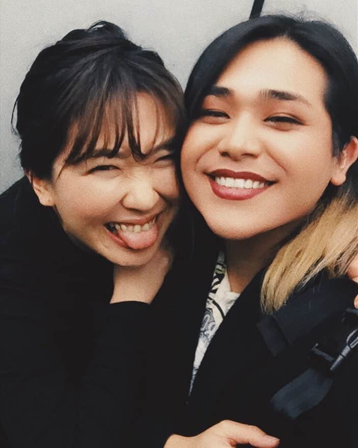のインスタグラム：「なんか久しぶりの投稿w . ずっとストーリーだけの更新だったけど、ちょっとPOSTアップしていこうかな？って思ったのでw . まずは えみ @emiuehara_1227 との写真から❤️ . . 夢を素直に語れる仲間。 . 一生懸命生きてるステキな人です。 えみがまっすぐすぎて、自分はダメだなあって思ってしまうぐらいw . . . いつでも僕を受け入れてくれる人。 . . . . #tbt #らびゅ #bestie #オーク #makeupboy #メイク男子 #makeup #photography #artist #art #snap #love  #hiroblow #okinawajapan #japaneseboy #brownmakeup #anastasiabeverlyhills #givenchy #marshfield #mekeuplover #makeupartist #メイク #メイク動画」