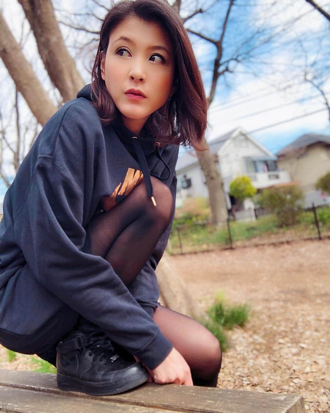 源崎トモエのインスタグラム：「暖かくなってきて幸せ☺️🌸 . #アウターいらず #パーカーワンピ #nike #nikeair #nikelove  #codenate」