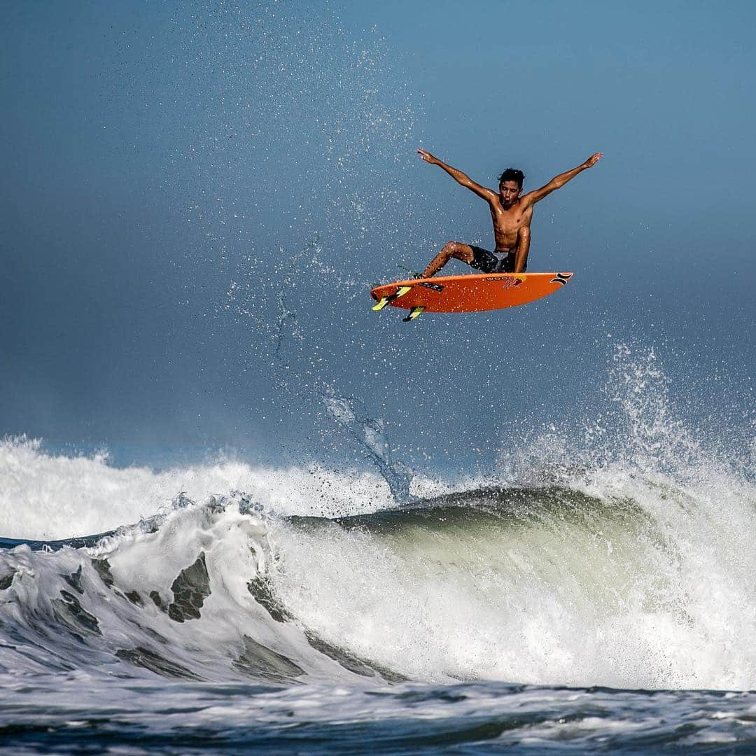 hurleyさんのインスタグラム写真 - (hurleyInstagram)「One small section. One giant leap. ⠀⠀⠀ 14-year-old @bronson_meydi defying gravity somewhere in Indo. ⚡️」3月19日 11時44分 - hurley