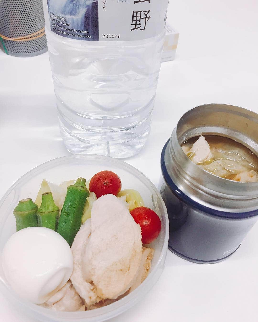 佐山万里菜さんのインスタグラム写真 - (佐山万里菜Instagram)「🍽シェフ佐山🍽 リクエストの多かった→ -ランチ バージョン- 昼御飯は基本弁当持って行ってます✨ あんまりコンビニご飯はないです！！ 節約&体重コントロールのために！！ 作り置きのやーつ詰める感じで簡単に……😚 朝は本当に1分、1秒におわれてるので💦笑 季節、減量関係なくスープは、必ず持っていきます✨ . . 最近自分の周りには、モチベーション高い人ばかりで…メッセージいただいた自分が刺激もらってます👊 ありがとうございます✨ 自分の友達…「産後に中々体重戻らない。。一緒に減量するー！」から始まり食事&出来る時だけウォーキング&家で自重筋トレで3ヶ月で-8㌔😳 すごっっ💯びびった。。 刺激的……‼️自分も頑張る👊 #笑顔 #オシャレ #可愛い#写真#海好き #アスリート#筋肉 #腹筋 #トレーニング #減量#ダイエット#instagood #幸せ #感謝 #ライフスタイル #うまい #アスリート飯 #減量食 #ダイエットメニュー  #料理 #簡単 #自炊 #節約 #勝利飯 #ダイエットメニュー #食事 #いいね #食トレ#ヘルシーメニュー  #ワンプレートごはん#佐山ご飯」3月19日 11時45分 - sayama.19