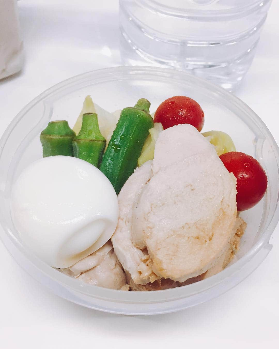 佐山万里菜さんのインスタグラム写真 - (佐山万里菜Instagram)「🍽シェフ佐山🍽 リクエストの多かった→ -ランチ バージョン- 昼御飯は基本弁当持って行ってます✨ あんまりコンビニご飯はないです！！ 節約&体重コントロールのために！！ 作り置きのやーつ詰める感じで簡単に……😚 朝は本当に1分、1秒におわれてるので💦笑 季節、減量関係なくスープは、必ず持っていきます✨ . . 最近自分の周りには、モチベーション高い人ばかりで…メッセージいただいた自分が刺激もらってます👊 ありがとうございます✨ 自分の友達…「産後に中々体重戻らない。。一緒に減量するー！」から始まり食事&出来る時だけウォーキング&家で自重筋トレで3ヶ月で-8㌔😳 すごっっ💯びびった。。 刺激的……‼️自分も頑張る👊 #笑顔 #オシャレ #可愛い#写真#海好き #アスリート#筋肉 #腹筋 #トレーニング #減量#ダイエット#instagood #幸せ #感謝 #ライフスタイル #うまい #アスリート飯 #減量食 #ダイエットメニュー  #料理 #簡単 #自炊 #節約 #勝利飯 #ダイエットメニュー #食事 #いいね #食トレ#ヘルシーメニュー  #ワンプレートごはん#佐山ご飯」3月19日 11時45分 - sayama.19