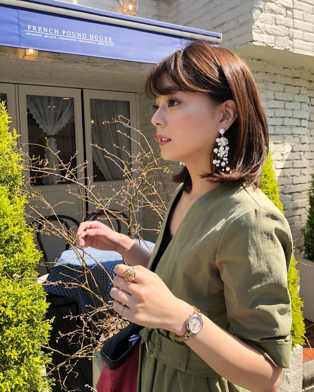 小濱庸子さんのインスタグラム写真 - (小濱庸子Instagram)「ファッションを楽しむように時計だって選びたい！！アクセサリーを着けて胸がときめくように時計を身にまといたい！！ LUKIA Lady Goldはそんなわたしの願いを叶えるように、、、7時に一粒ダイアモンドが煌めくの✨シャンパンのような上質さは時間を見るたびにお気に入りのアクセサリーを着けている気分にさせてくれる！！マットな輝きで、肌馴染みが良いからオシャレで上品なのに嫌味に見えなくて仕事にもgood✨ 時計って、身につけている人の姿を映し出してくれると思っていて、だからこそ、いい時計を持つと“大人lady”になった気持ちにしてくれて、ワンランクアップした気分にる🎵  ワンタッチで世界各国の時間に簡単に設定もできちゃうから、今年のスペイン旅行でつけていくのが楽しみ❤︎❤︎❤︎ #lukia #ladygold #pr #レディゴールド #レディダイヤ #fashion #ootd #カフェ #travel #旅行」3月19日 11時45分 - hamachan1020