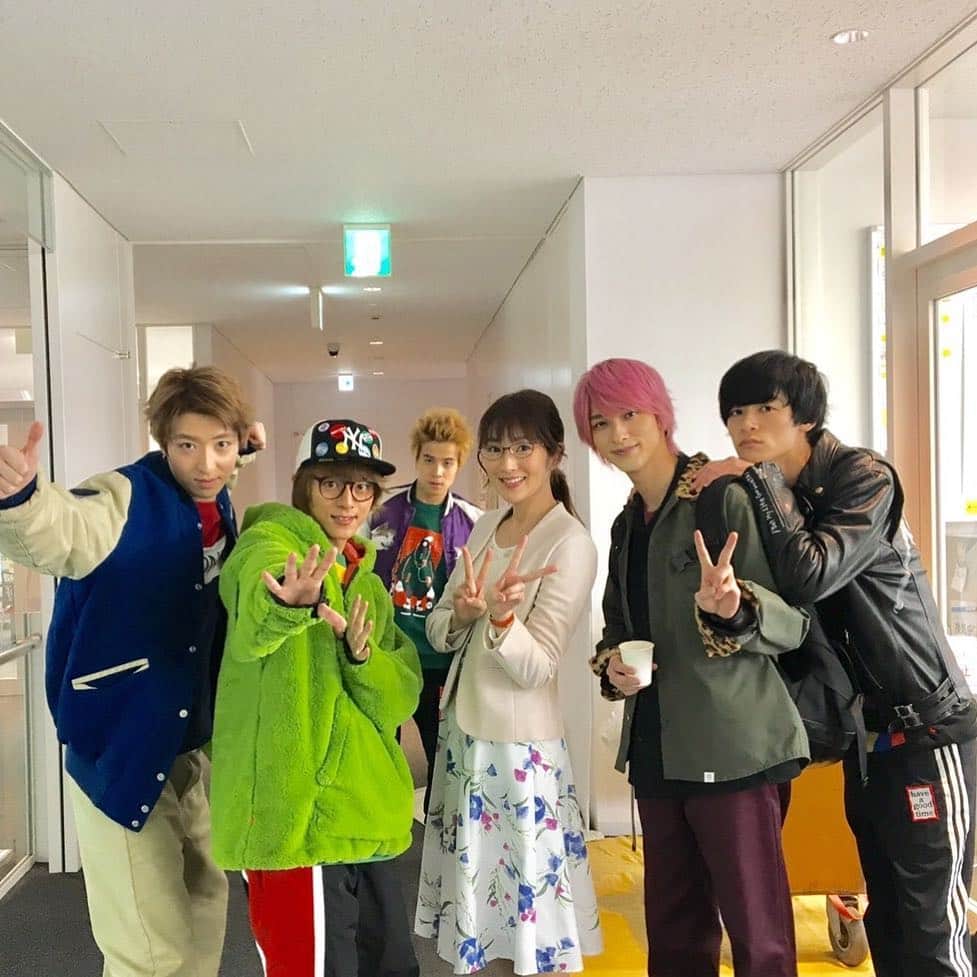 TBS「初めて恋をした日に読む話」のインスタグラム：「皆さん😊こんにちは🐕 #はじこい です❣️ #ももちゃん先生📖  #マイヤン 🏍 からオフショット頂きました💝🏍 最終話は本日よる10時からです💕📺 お楽しみに💕🌈💕 #tbs #深田恭子 #永山絢斗 #横浜流星 #中村倫也 #高梨臨 #永田崇人 #堀家一希 #櫻井圭佑 #若林拓也 #最and高な仲間たち」