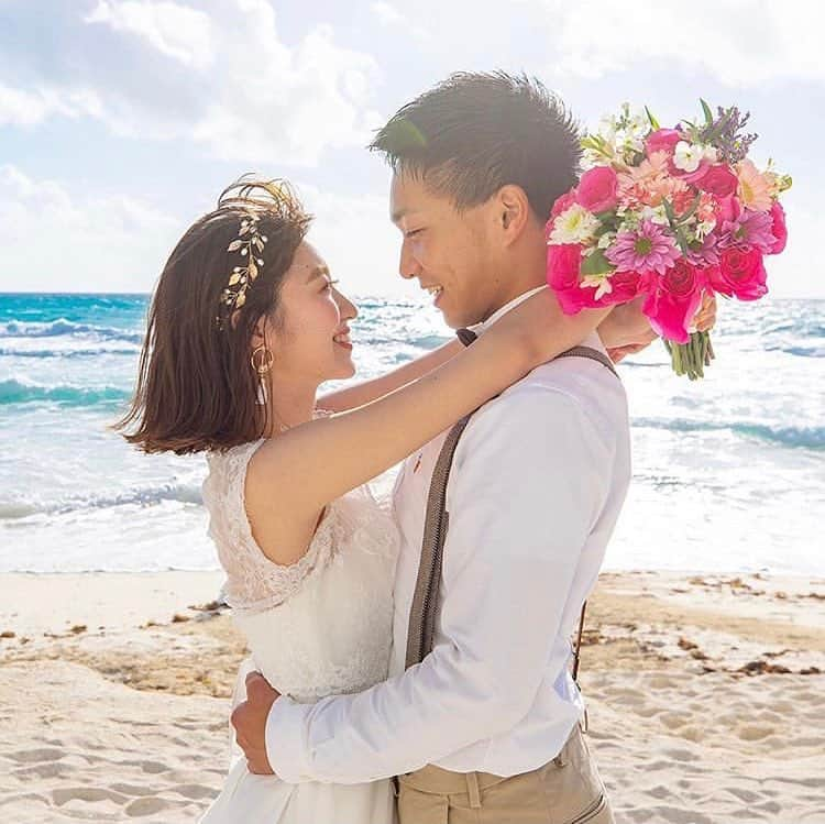 Choole 業界初、オンライン結婚式準備サービスさんのインスタグラム写真 - (Choole 業界初、オンライン結婚式準備サービスInstagram)「海での前撮り・後撮りを考えている方も多いですよね。 こちらのお写真は、ぱきっとしたカラーのブーケと笑顔いっぱいのお2人が海にぴったりお似合いです💐 素敵ですね☺️ ぜひ参考にしてみてください！  photo by @co_minnie ⠀ Choole（チュール）の公式サイトでは﻿⠀ 会場・ドレス・ヘアメイクなど﻿⠀ たくさんのアイテムをご紹介👗﻿⠀ ﻿⠀ @choole_wedding からHPをチェック✨﻿⠀ ﻿⠀ #花嫁#ウエディング#ウエディングドレス#花嫁準備#ブライダルフォト#プレ花嫁#卒花嫁#卒花#卒花嫁レポ#結婚#結婚式#結婚式準備#ウェディングドレス試着#ブーケ #関東花嫁#プレ花嫁準備#花嫁髪型#ウェディングブーケ#花嫁ヘア﻿⠀ #オリジナルドレス#オーダーメイド#全国のプレ花嫁さんと繋がりたい #全国のプレ花嫁と繋がりたい#全国のプレ花嫁さんとつながりたい#結婚式二次会#挙式#挙式レポ#挙式#ウェディングフォト#ナチュラルウェディング」3月19日 12時01分 - tokihana_wedding