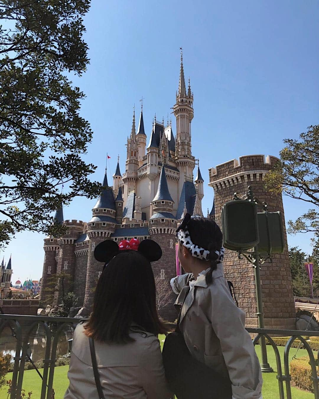 ayuさんのインスタグラム写真 - (ayuInstagram)「Tuesday |☀︎☁︎ 週末はdisneyに行ってきました🏰 午後雨予報で心配だったけど、ラッキーなことに雨降らず♡ 結構寒かったけど楽しめましたっ！ .」3月19日 12時01分 - memeyuyu