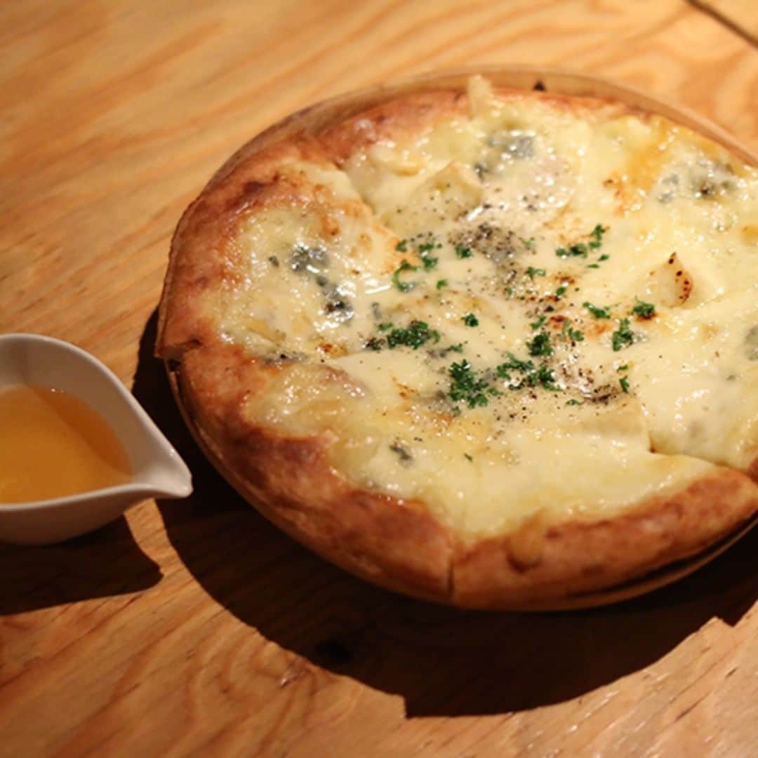 ビアージョ新宿のインスタグラム：「こんにちは、新宿西口のイタリアン＆ワインバル「ビアージョ」です。 ブログ更新しました！ 「4種のチーズを使ったピザ「クアトロフォルマッジ」は必見！」 是非ご来店をお待ちしております。 ▼詳しくはこちら▼ http://viagio-shinjuku.com/blog/  #ビアージョ#新宿#イタリアン#バル#居酒屋#送別会#二次会」