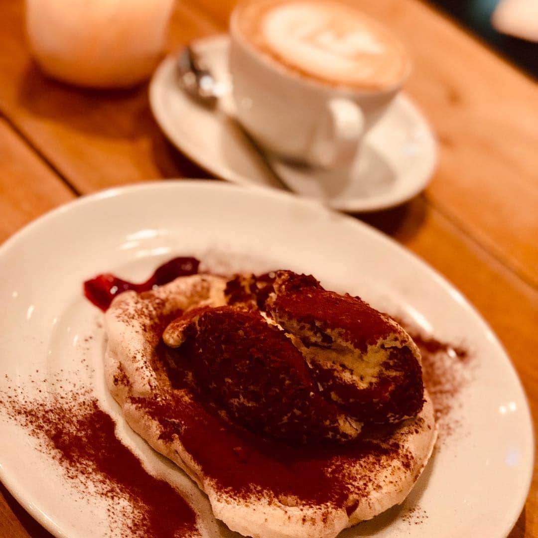 川嵜美佳のインスタグラム：「#tiramisu  頼んだの私じゃないし、 撮ったのも私じゃないケドw  昨晩は、#ノンアルコール #tiramisu もひとくちだけ  恒例の急な呼び出し w 私の頭が整理される時間。  100点 #curry も美味しかった♪ ありがとぅ。  よし。今日もがんばろー。  #sweets #coffee #cafe」