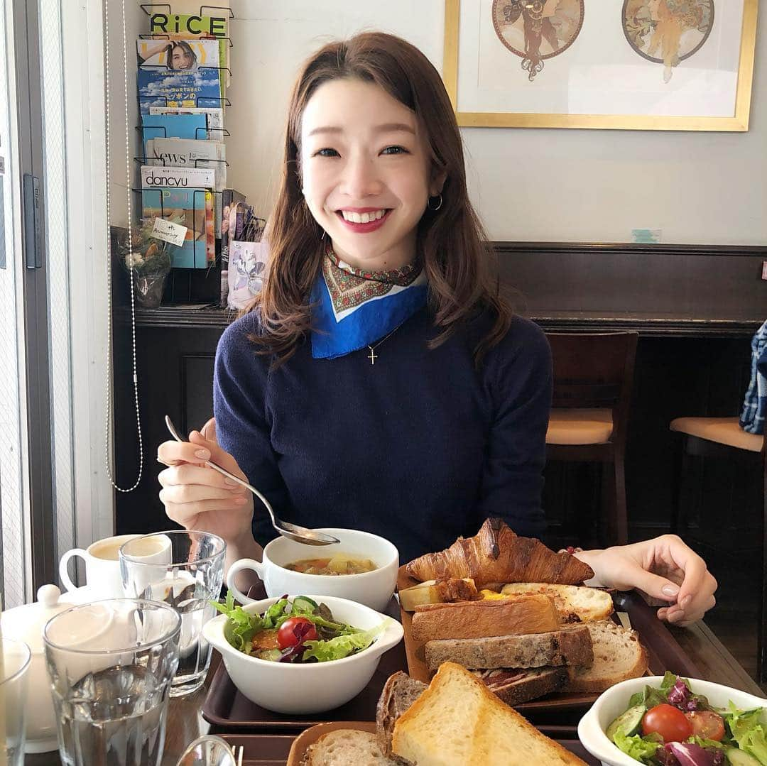 石井亜美さんのインスタグラム写真 - (石井亜美Instagram)「🍃 . Lunch with @har_326 気になっていた代々木上原のマンマーノへ❤️🥐 . サラダと野菜スープがしっかり付いてるのが嬉しい！ もちろん、食べる順番は意識していただく。 みんなはお昼、なに食べた？？🤤 #ハッピーダイエッター . . #mainmano #bread #bakery #lunch #brunch #cafe #coffee #yoyogiuehara」3月19日 11時59分 - ami_ishii_