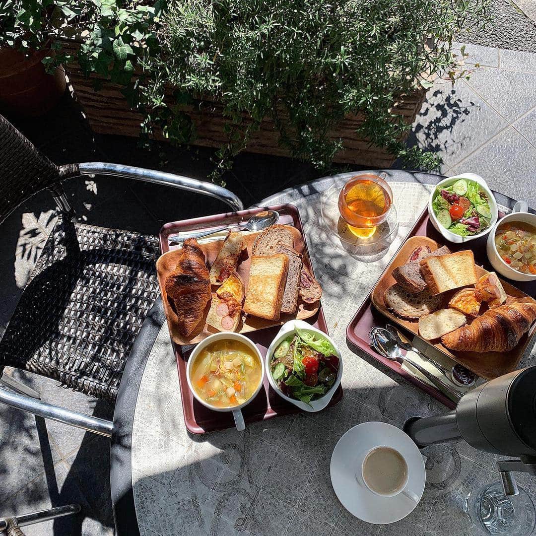石井亜美さんのインスタグラム写真 - (石井亜美Instagram)「🍃 . Lunch with @har_326 気になっていた代々木上原のマンマーノへ❤️🥐 . サラダと野菜スープがしっかり付いてるのが嬉しい！ もちろん、食べる順番は意識していただく。 みんなはお昼、なに食べた？？🤤 #ハッピーダイエッター . . #mainmano #bread #bakery #lunch #brunch #cafe #coffee #yoyogiuehara」3月19日 11時59分 - ami_ishii_