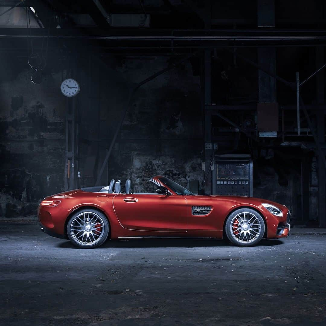 メルセデス・ベンツさんのインスタグラム写真 - (メルセデス・ベンツInstagram)「Ready for the road: The Mercedes-AMG GT C Roadster. 🔥 📸: @danielwagnerphoto for #MBsocialcar ____________________ [Mercedes-AMG GT C Roadster | Kraftstoffverbrauch kombiniert: 12,5 l/100 km | CO2-Emissionen kombiniert: 284 g/km | mb4.me/RechtlicherHinweis/] . #MercedesAMG #AMG #GTC #cars247 #car #cars #awesomecars #carsofinstagram #amazingcars #DrivingPerformance #supercars」3月19日 12時00分 - mercedesbenz