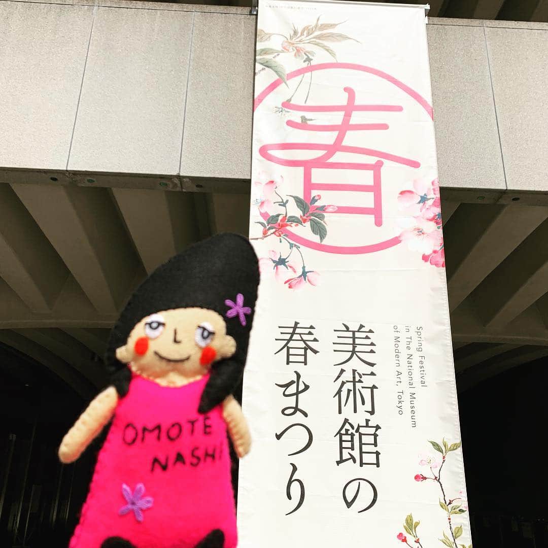 皇居ランナビのインスタグラム：「東京国立近代美術館の春まつりが、本日から始まりましたよー✨  さっそく鑑賞に行ってまいりました😊  桜をモチーフにした作品も多く、また「眺めのよい部屋」からは竹橋からの登り坂で満開になっている寒緋桜がよく見えて、 もう春だよー🌸🌸🌸 と叫びたいくらい 笑  皆さんも美術館で春探しはいかがですか？  #皇居ランナビ #皇居ラン #ミズノで皇居ラン #ミズノで女子ラン #ランニング女子 #ランニング #ハシリマスタグラム #ランナ#workout #instagood #run #jog #fitness #tokyo #imperialpalace #japan #走るひと #走る人 #followme #おもてなし #おもてなしランナー #running #runningday #jogging #marathontraining#東京国立近代美術館#春まつり」