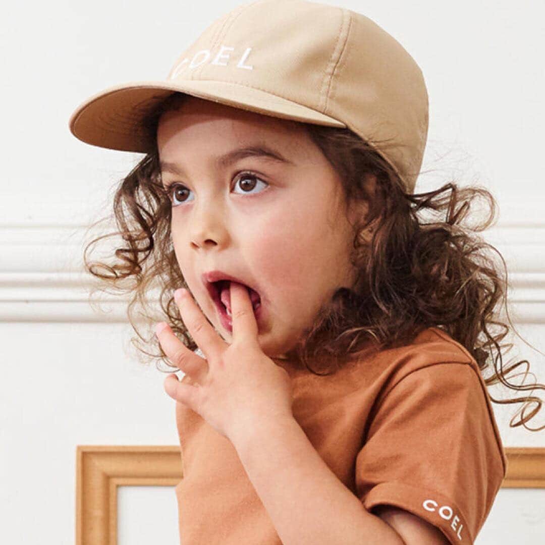 のインスタグラム：「. 春コーデに取り入れたい、 『COEL』のロゴ入りキャップが登場！ . ベージュ・ネイビー・ピンクのベーシックカラーにシンプルなロゴを合わせたキャップは、どんなコーデにもぴったり★ 今年の春はCOELのキッズキャップでお出かけしてみてはいかが？ . Kids Logo Cap ベージュ・ネイビー・ピンク. ¥5,184(税込) . 『COEL』のキッズラインを買えるのは、COEL公式オンラインストアとsmarbyだけ！ . 着心地やシルエットへのこだわりが詰まったベーシックアイテムが揃う『COEL』のキッズラインは、“バイヤーおすすめ”からご覧ください。 . #COEL#コエル#キッズライン#COELkids#子供服#2019ss#キッズキャップ#リンクコーデ#親子リンクコーデ#smarby#スマービー#子供服通販」