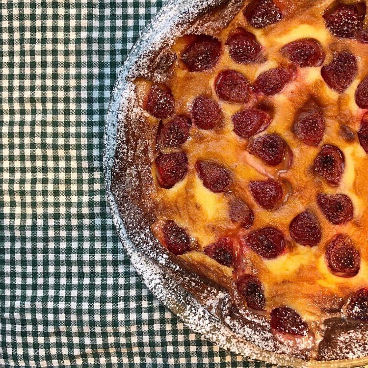 のインスタグラム：「北浜店 いちごのクラフティ 焼き込むことで甘酸っぱくジューシーに変化したいちごと、ぷるんとした舌ざわりの生地が軽やかな食感のお菓子です。 浅煎りのコーヒーやストレートティーと合わせるとよりいっそうフルーティーで相性ぴったりです🍓  3月21日(木・祝)より店内でのみお召し上がりできます。 毎日数量限定でご用意いたします。」
