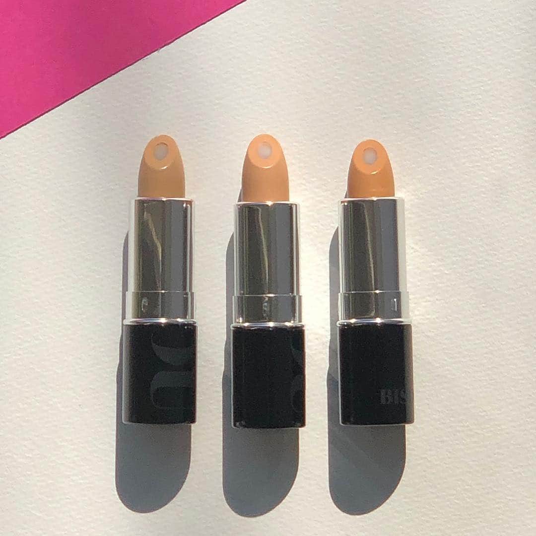 のインスタグラム：「⠀ ⠀ 〈コスメキッチン・メイクアップキッチン限定✨新商品情報〉 ⠀ ⠀ 3/20(水)に、期待の新メイクアップブランド【BISOU(ビズゥー)】がコスメキッチン&メイクアップキッチン限定でデビュー❣️ ⠀ 世界的メイクアップアーティスト・yUKI TAKESHIMA @yukimake @yukitakeshimamake のアイデアから生まれた新ブランド【BISOU(ビズゥー)】。 ⠀ フランス語で「挨拶がわりの気軽なキス」を意味します。  1本で簡単に肌質をアップグレード ※1 するエンハンシングスティック(スティックファンデーション&コンシーラー)は、持ち運びしやすいスティック形状で、なたね油、パーム油といった植物由来成分の中心層 ※2 が角質を柔らかくしながら肌のバリア機能を高めてくれます。 ⠀ ※1  メイクアップ効果による ※2 トリ(カプリル酸/カプリン酸) グリセリル、トリイソステアリン酸ポリグリセリル-2(ともに保湿成分) ⠀ ⠀ シミ隠しや赤みのカバー、陰影作りなど、目的に合わせて選べる3色をラインナップ。 ⠀ 朝のメイクだけでなく午後のメイク直しもこれ1本で。 BISOUなら、最小限のタッチアップで叶えます💕 ⠀ エンハンシングスティック(10g未満)　3,400円＋税　全3色 ⠀ ⠀ ⠀ @yukimake  @yukitakeshimamake ⠀ ⠀ #cosmekitchen #コスメキッチン #makeupkitchen #メイクアップキッチン #bisou #ビズゥー #エンハンシングスティック #オーガニックコスメ #ナチュラルコスメ」