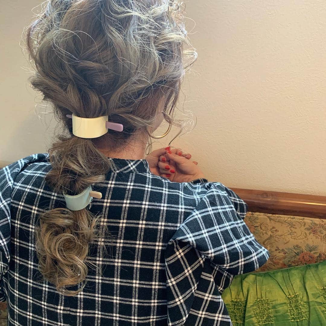 のインスタグラム：「キミタンをアレンジしたよ✨ 憧れの🌰🌰にしてあげた🙈💕 sAn×YU-Uのコラボサジェステはこの２色👻 どっちもねー、かわいいの😂💕 上が大、下が小だよ✨ ・・・ #ヘアアレンジ #uアレンジ #ミディアムアレンジ #hairarrange #編みおろし #sAnコレ #🌰🌰アレンジ」