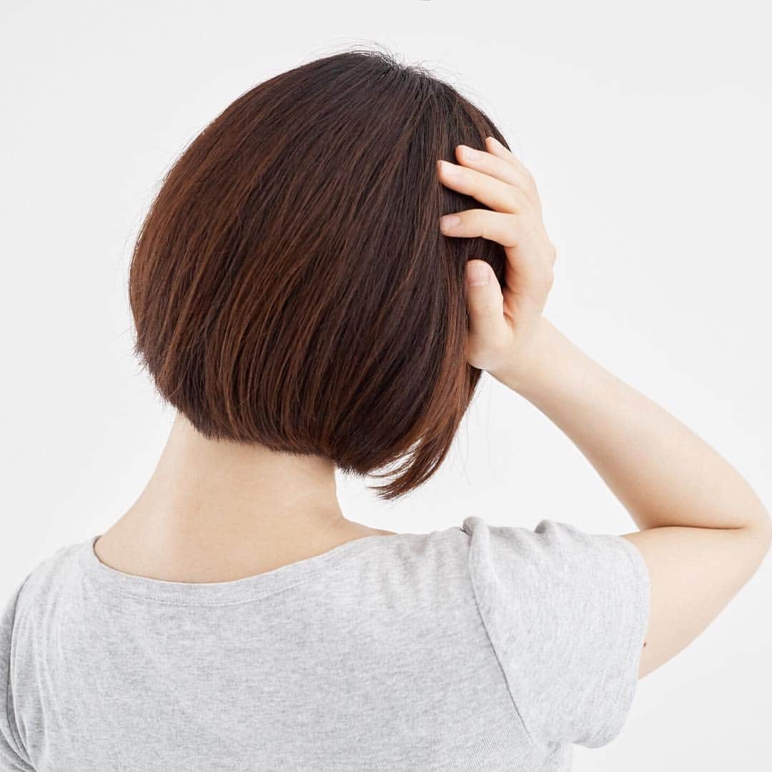 のインスタグラム：「女性の皆さんは、毎月同じような時期に、 頭が重くなったり、 理由もなくイライラしてしまったりしていませんか？ もしかしたらそれは「PMS」かもしれません🌀 ・ ＰＭＳ（ピーエムエス）とは、月経前症候群とよばれ、 生理の3～10日前頃から起こる、いろいろな不快症状のことをいいます。  頭痛、腹痛、下痢などのからだに起こる症状から、 憂うつ、怒りっぽくなるなどの心に起こる症状まで実にさまざま。 人によって症状や程度が違うので、 まわりの人に理解されにくいことも😢 ・ PMSの症状に悩んでいる方は、 まずは、自分の「生理周期」を把握すること。 そうすれば、できるときに家事を進めておけますので つらい症状が出たときには、ゆっくり過ごせます。  腹痛や頭痛などの痛みがあるときは、 早いタイミングで鎮痛剤を服用することも対処法のひとつです。  適切な対処法で 少しでもラクに過ごせるといいですね☝ ・ ・ また、ＰＭＳの症状が出て、家事をするのがつらいという時には、 がんばりすぎず、無理をしないこと。 ・ ・ Lideaでは、PMSの際もパパっと済ませられる 簡単家事テクニックをまとめて紹介しています。 プロフィールのリンクからどうぞ☘👉@irodori_lidea ・ #irodoriLIFE #Lidea #LION #ライオン #ライオン株式会社 #生理 #生理痛 #PMS #生理前症候群」