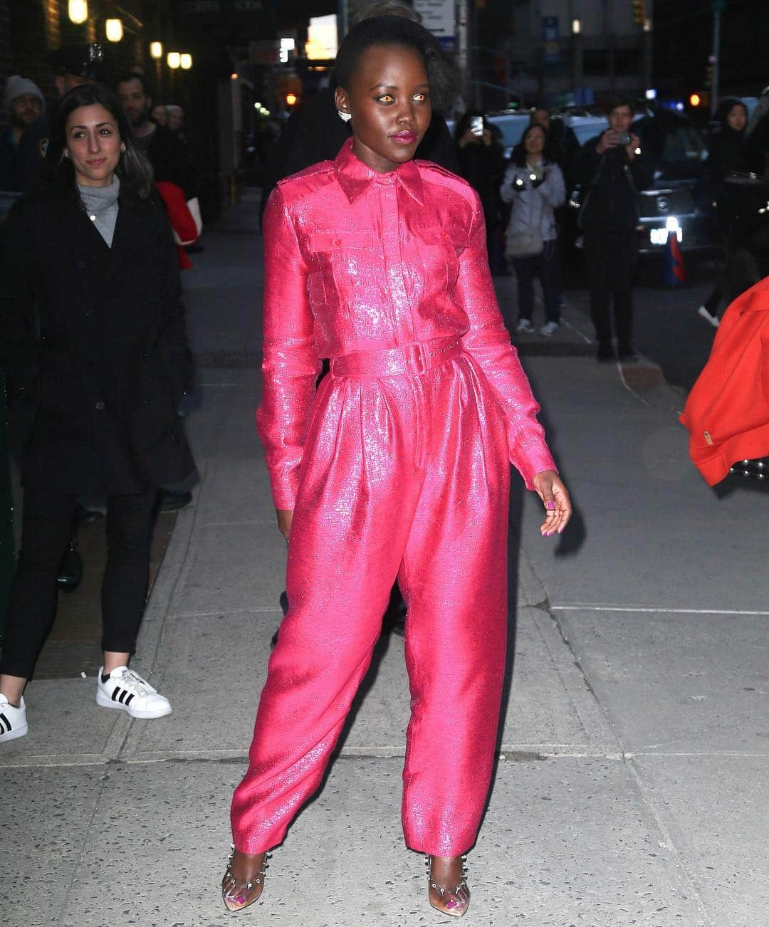 Just Jaredさんのインスタグラム写真 - (Just JaredInstagram)「@lupitanyongo in @bandenoir spooks fans with her orange contact lenses while promoting her new horror film @usmovie on @colbertlateshow! #LupitaNyongo #Us #UsMovie #TheLateShow #StephenColbert #BandeNoir Photos: Instar」3月19日 12時18分 - justjared