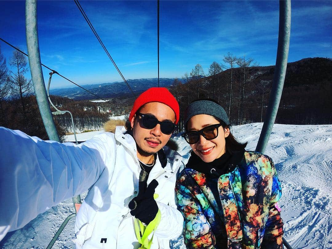 DJ HALさんのインスタグラム写真 - (DJ HALInstagram)「「Yoshida Family Ski Club」 23年振りに家族と⛷ 3歳位から毎年冬になると訪れてたスキー場へ、めちゃくちゃ小さなスキー場ですが標高が高く、前の日の夜雪が積り、春スキーとは思えない完璧な雪質と天気に恵まれました🔥 ゲレンデはほぼ貸し切り状態👍🏾 野沢温泉で影響を受けて 早速@gopro を購入し、早速張り切って撮影してきました🎥  LiveやDJにも使えそうだし 色々テクニックつけてGoProMaster目指します✌🏾😎 ⛷と🎾は歳関係なく出来るスポーツなのでこれからも家族と一緒過ごす大切な時間の楽しみの一つとして積極的に取り組んで行こうと思います👍🏾 そして今年から⛷🏂再熱したので滑れる人はガシガシ行きましょう！怪我とか怖くて23年間封印してたけど無茶しなければ大丈夫っしょ！それより最高の景色と空気が欲しい🙌🏾 #goproのある生活  #gopro  #vesp #ski #もう少しで360°」3月19日 12時12分 - djhal