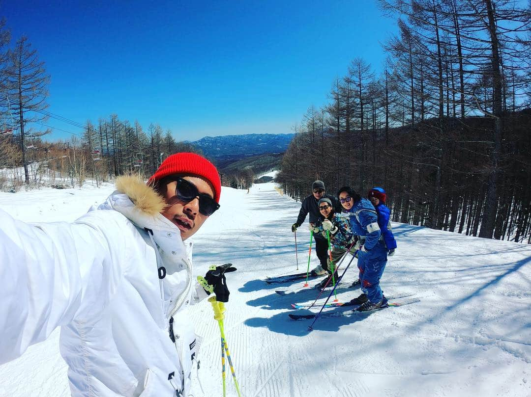 DJ HALさんのインスタグラム写真 - (DJ HALInstagram)「「Yoshida Family Ski Club」 23年振りに家族と⛷ 3歳位から毎年冬になると訪れてたスキー場へ、めちゃくちゃ小さなスキー場ですが標高が高く、前の日の夜雪が積り、春スキーとは思えない完璧な雪質と天気に恵まれました🔥 ゲレンデはほぼ貸し切り状態👍🏾 野沢温泉で影響を受けて 早速@gopro を購入し、早速張り切って撮影してきました🎥  LiveやDJにも使えそうだし 色々テクニックつけてGoProMaster目指します✌🏾😎 ⛷と🎾は歳関係なく出来るスポーツなのでこれからも家族と一緒過ごす大切な時間の楽しみの一つとして積極的に取り組んで行こうと思います👍🏾 そして今年から⛷🏂再熱したので滑れる人はガシガシ行きましょう！怪我とか怖くて23年間封印してたけど無茶しなければ大丈夫っしょ！それより最高の景色と空気が欲しい🙌🏾 #goproのある生活  #gopro  #vesp #ski #もう少しで360°」3月19日 12時12分 - djhal