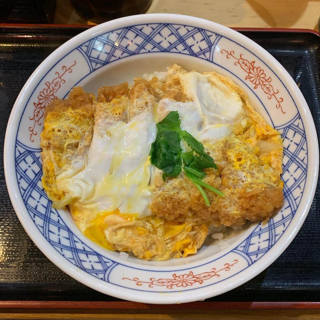 くろさんのインスタグラム写真 - (くろInstagram)「ロースかつ丼🍚500円 #ロースかつ丼 #立呑みとんかつまるや #とんかつまるや #新橋ランチ #新橋駅前ビル #ワンコインランチ #サラリーマンの味方 #サラリーマンのランチ #サラリーマンの昼食」3月19日 12時13分 - m6bmw