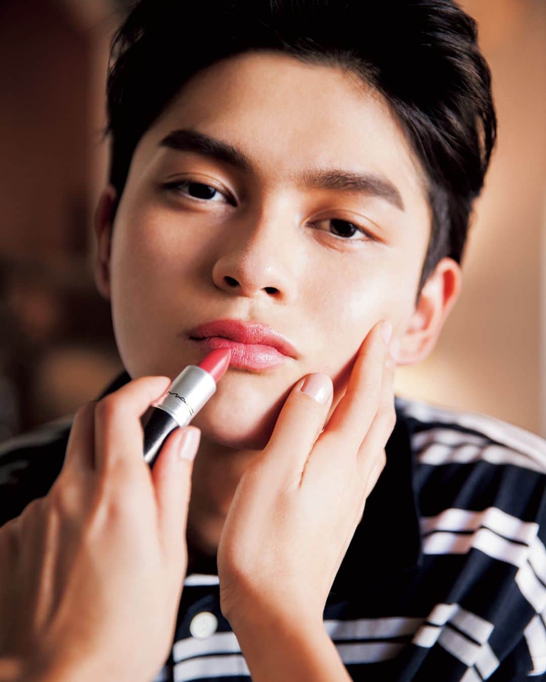 のインスタグラム：「トレンドを発信し続けているメイクアップブランド「M･A･C/マック」@maccosmeticsjapan とデビュー直後から注目を集めているit boy #眞栄田郷敦 （ @maedagordon ）のスペシャルコラボレーション。彼女との休日をイメージした、ナチュラルムード漂うストーリーをお届け。  april issue sharing beauty with you  model @maedagordon polo shirt @neonsign_official 《NYLON guys JAPAN Instagram ▶︎ @nylonguysjapan 》 #nylonjapan #nylonjp #nylonguysjapan #sharingbeautywithyou #mac #makeuppage #gordonmaeda #caelumjp」