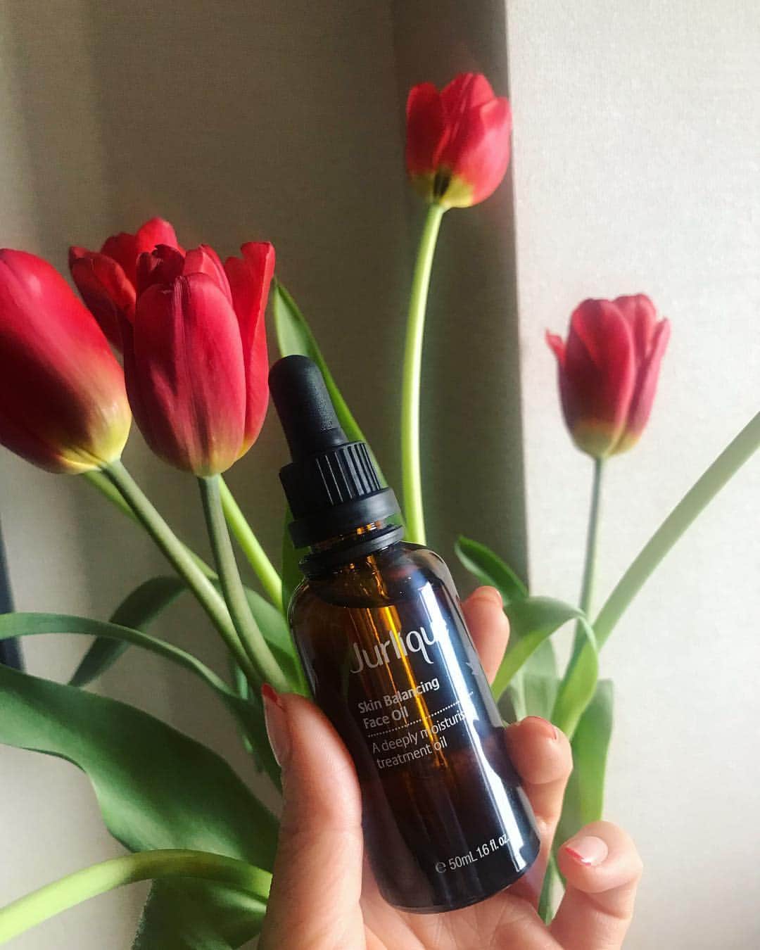 のインスタグラム：「肌がほんとうに弱い私の救世主🌷 このオイルとっても良い。 花粉に負けてた肌が少しづつ戻って来た気がする。ありがとう♡ ・ #love #jurlique #happy #life #cosmetics #instagood #コスメ #基礎化粧品 #オイル」