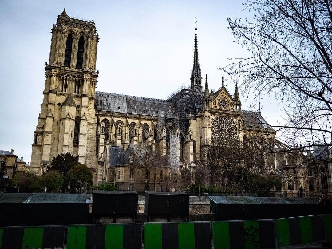 ミスラ・ジン さんのインスタグラム写真 - (ミスラ・ジン Instagram)「그래도 에펠탑 사진은 찍었다. #paris #effeltower #notredame #crepe」3月19日 12時21分 - realmithrajin
