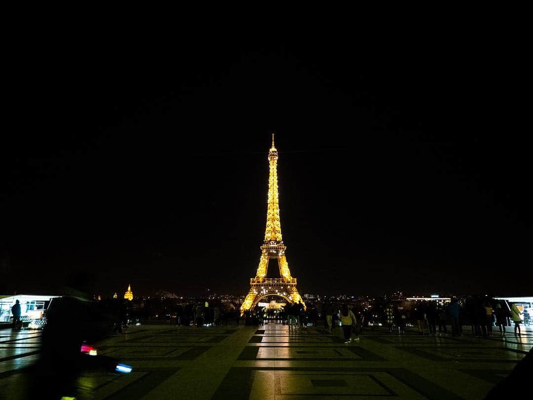ミスラ・ジン さんのインスタグラム写真 - (ミスラ・ジン Instagram)「그래도 에펠탑 사진은 찍었다. #paris #effeltower #notredame #crepe」3月19日 12時21分 - realmithrajin