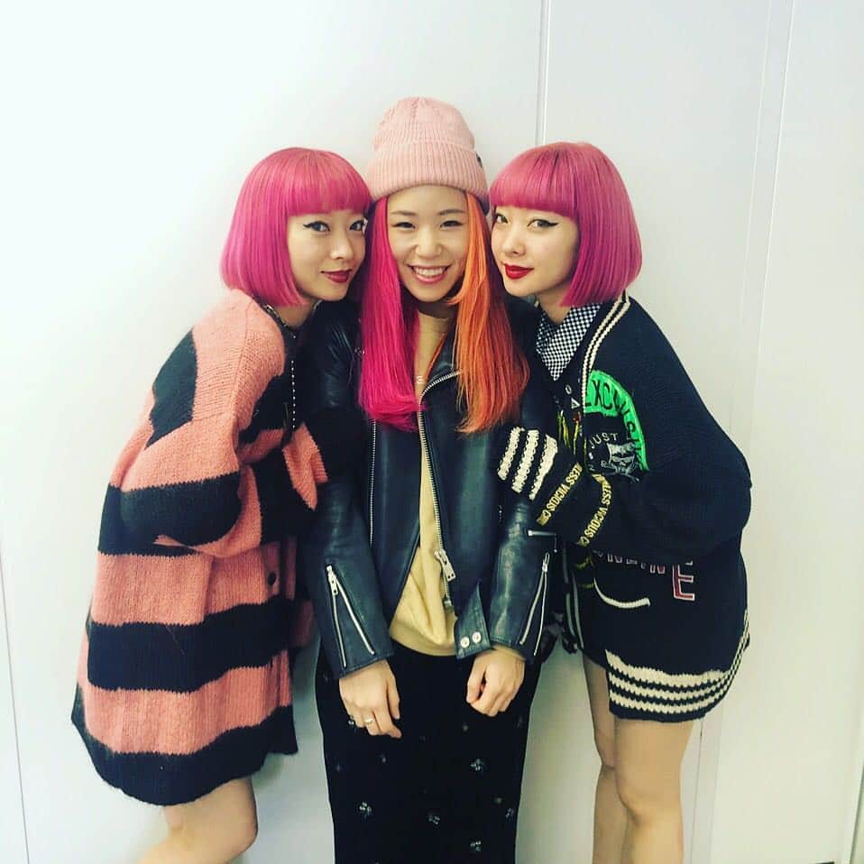 あやぺたのインスタグラム：「AMIAYAちゃんに挟んで写真とってもらうの夢やった😭💗うれじぃ😭💗 色々打ち合わせさせて貰ってたので、お楽しみに！！！！😝 #派手髪」