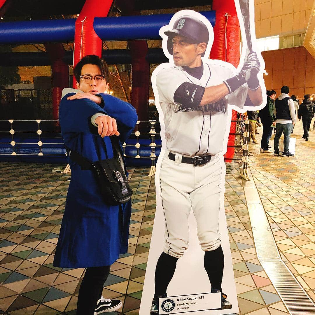 藤森慎吾さんのインスタグラム写真 - (藤森慎吾Instagram)「イチロー選手の勇姿を拝んできました！！！ 自分が少年野球をやっていた頃からずっと大スター。もう27.8年ですか？？すごい！！昨日は童心にかえって大はしゃぎでした。 目の前でレーザービームを拝見できたのも大興奮でした！！ まだまだこれからのご活躍を楽しみにしています！ にしても、メジャーのホームランはドでけぇ！！」3月19日 12時26分 - fujimori_shingo0317