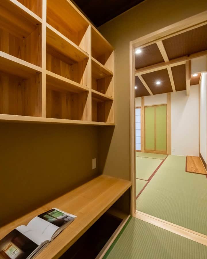 住まい工房 福井 新築 注文 住宅 工務店さんのインスタグラム写真 - (住まい工房 福井 新築 注文 住宅 工務店Instagram)「* 和室の横に設けた、一畳のちいさな書斎。戸を閉めれば、自分だけの空間に。 読書に作業に集中できそうです。 * プロフィール( @sumaikobo.co.jp )内にあるリンク先より、その他のPicもご覧下さい。 *  #福井 #福井注文住宅 #福井工務店 #福井新築 #チルチンびと #住まい工房福井 #マイホーム #新築 #注文住宅 #住宅 #家づくり#工務店 #木の家 #新築一戸建て #自然素材 #和室 # #書斎 #畳 #空間 #一人だけの空間 #読書 #作業 #掘りごたつ」3月19日 12時36分 - sumaikobo.co.jp