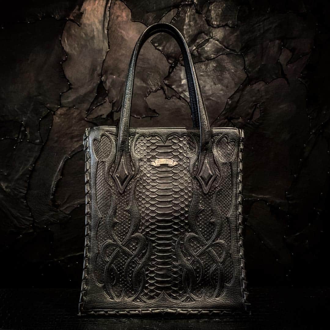 リザード・ヘッドさんのインスタグラム写真 - (リザード・ヘッドInstagram)「Design that makes full use of the my sixth sense  maybe … I will present this design for you  #leather #handmade #rizardhead #madeinjapan #bag #gothic #sixsence」3月19日 12時33分 - rizardhead