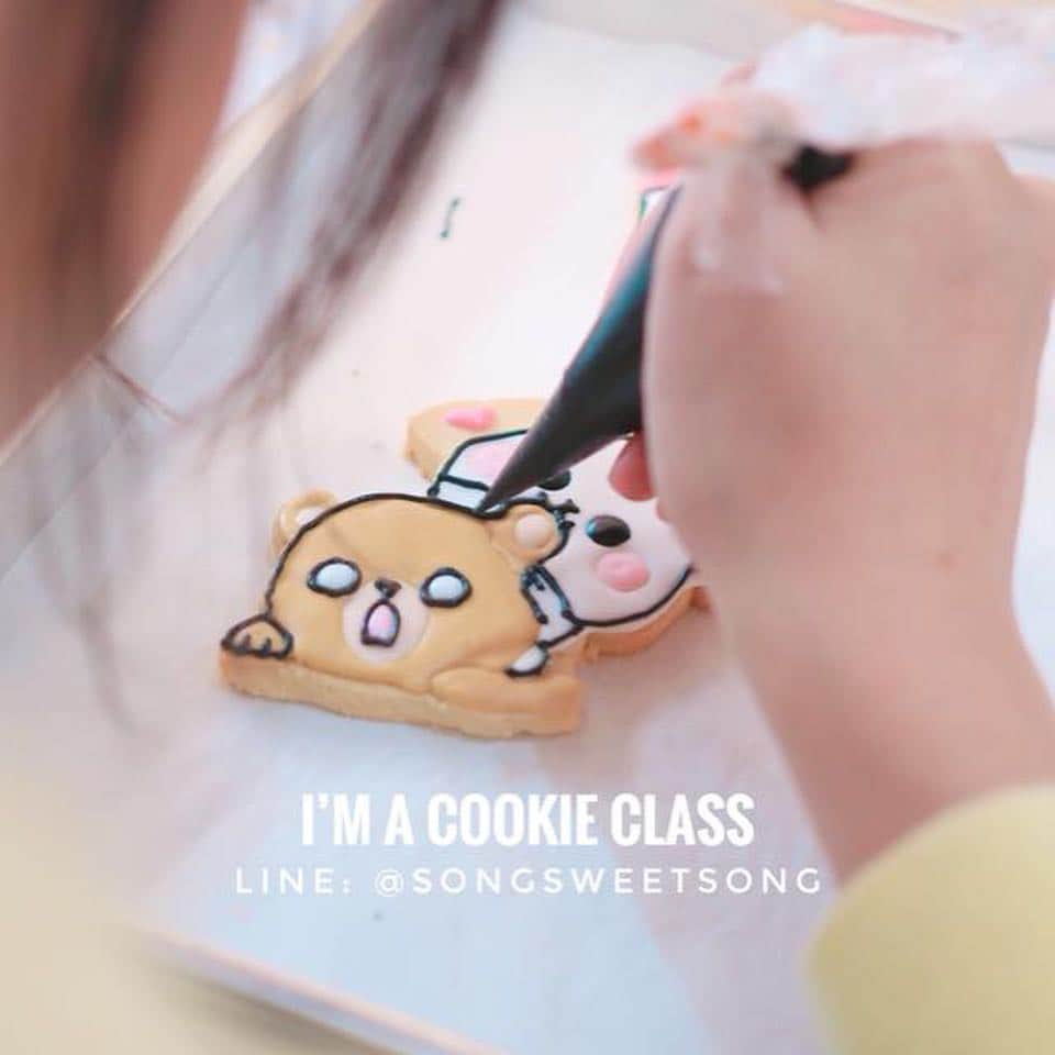 Song Sweet Songさんのインスタグラム写真 - (Song Sweet SongInstagram)「❤️Icing Cookies Workshop - I'm a cookie👧🏻🍪รอบมีนาคม 62 ค่าา💕 🍪นักเรียนสามารถเลือกรูปที่อยากจะนำมาวาดบนคุกกี้ได้ตามชอบเลยค่ะ ไม่ว่าจะเป็นรูปเรา คนในครอบครัว เพื่อน คนที่ชอบ สัตว์เลี้ยง หรือการ์ตูนที่ชอบ 🍪จากนั้น ขึ้นรูปคุกกี้แบบไม่ใช้พิมพ์กด 🍪จนไปถึงวิธีผสมไอซิ่ง,เทคนิคการแต่งหน้าคุกกี้ (ไม่จำเป็นต้องมีพื้นฐานทั้งทำขนมและวาดรูปก็ได้ค่ะ)  คลิกดูผลงานจากในคลาสได้ที่ >> https://www.facebook.com/pg/songsweetsongcafe/photos/?tab=album&album_id=1166072536827146 ❤️วันเรียน : วันอาทิตย์ที่ 31 มีค. 62 ⏰เวลา 13.00-17.00น. (โดยประมาณ) ❤️สถานที่เรียน >> Monaehome  ที่ร้านมีเค้กอร่อยๆและเครื่องดื่มจำหน่ายค่ะ^^ https://www.facebook.com/monaehome/ (อยู่ในโครงการสวนหลวงสแควร์ ใกล้BTSสถานีสนามกีฬาแห่งชาติค่ะ - ในโครงการมีที่จอดรถชม.ละ  20 บาท โดนทางร้านสามารถปั้มจอดฟรีชม.แรกได้ค่ะ) ❤️ราคาท่านละ 3,000 บาท (มีของว่าง+น้ำดื่มในคลาส และ มีดตัดแป้ง+ไม้เกลี่ยไอซิ่งให้นำกลับบ้านค่ะ)  และ  พิเศษ!!!!! เฉพาะรอบนี้เพื่อต้อนรับปิดเทอม  เรามีพิมพ์กด Mickey & Minnie ของแท้จากญี่ปุ่น มูลค่ากว่า 600 บาท ให้กลับบ้านไปอีกด้วยค่ะ~ ❤️สนใจติดต่อ Line@: @songsweetsong ได้เลยนะคะ👧🏻❤️ ． 🍪workshop & online class >> @sweetenupcafe 🎞Youtube: www.youtube.com/c/songsweetsong ☁️Line@ : @songsweetsong ❤️Blog: songsweetsong.com ． ． ． #songsweetsong #おうちカフェ #デザート #냠스타그램 #먹스타그램 #맛스타그램 ＃クッキー #手作り #手作りお菓子  #アイシングクッキー  #おうちおかし #thailand #bangkok  #kawaiioftheday #냠냠냠  #cookiesofinstagram #cookiedecorating」3月19日 12時34分 - songsweetsong