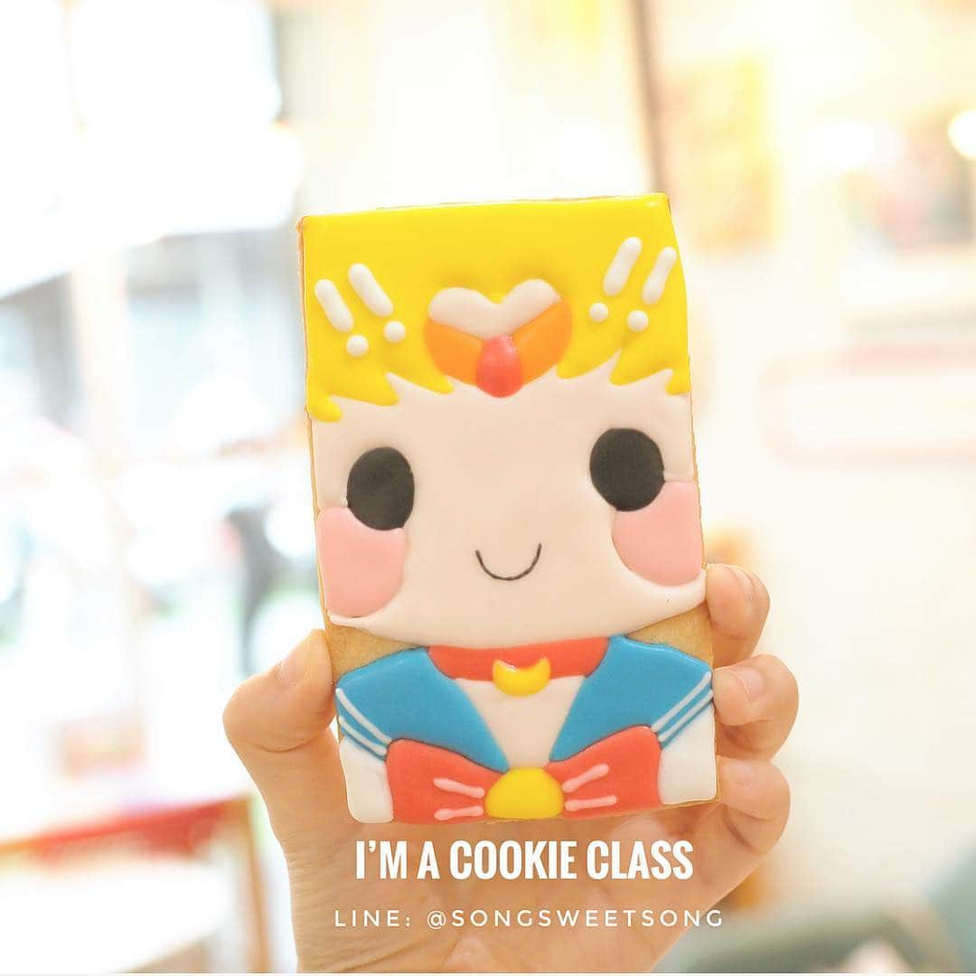 Song Sweet Songのインスタグラム：「❤️Icing Cookies Workshop - I'm a cookie👧🏻🍪รอบมีนาคม 62 ค่าา💕 🍪นักเรียนสามารถเลือกรูปที่อยากจะนำมาวาดบนคุกกี้ได้ตามชอบเลยค่ะ ไม่ว่าจะเป็นรูปเรา คนในครอบครัว เพื่อน คนที่ชอบ สัตว์เลี้ยง หรือการ์ตูนที่ชอบ 🍪จากนั้น ขึ้นรูปคุกกี้แบบไม่ใช้พิมพ์กด 🍪จนไปถึงวิธีผสมไอซิ่ง,เทคนิคการแต่งหน้าคุกกี้ (ไม่จำเป็นต้องมีพื้นฐานทั้งทำขนมและวาดรูปก็ได้ค่ะ)  คลิกดูผลงานจากในคลาสได้ที่ >> https://www.facebook.com/pg/songsweetsongcafe/photos/?tab=album&album_id=1166072536827146 ❤️วันเรียน : วันอาทิตย์ที่ 31 มีค. 62 ⏰เวลา 13.00-17.00น. (โดยประมาณ) ❤️สถานที่เรียน >> Monaehome  ที่ร้านมีเค้กอร่อยๆและเครื่องดื่มจำหน่ายค่ะ^^ https://www.facebook.com/monaehome/ (อยู่ในโครงการสวนหลวงสแควร์ ใกล้BTSสถานีสนามกีฬาแห่งชาติค่ะ - ในโครงการมีที่จอดรถชม.ละ  20 บาท โดนทางร้านสามารถปั้มจอดฟรีชม.แรกได้ค่ะ) ❤️ราคาท่านละ 3,000 บาท (มีของว่าง+น้ำดื่มในคลาส และ มีดตัดแป้ง+ไม้เกลี่ยไอซิ่งให้นำกลับบ้านค่ะ)  และ  พิเศษ!!!!! เฉพาะรอบนี้เพื่อต้อนรับปิดเทอม  เรามีพิมพ์กด Mickey & Minnie ของแท้จากญี่ปุ่น มูลค่ากว่า 600 บาท ให้กลับบ้านไปอีกด้วยค่ะ~ ❤️สนใจติดต่อ Line@: @songsweetsong ได้เลยนะคะ👧🏻❤️ ． 🍪workshop & online class >> @sweetenupcafe 🎞Youtube: www.youtube.com/c/songsweetsong ☁️Line@ : @songsweetsong ❤️Blog: songsweetsong.com ． ． ． #songsweetsong #おうちカフェ #デザート #냠스타그램 #먹스타그램 #맛스타그램 ＃クッキー #手作り #手作りお菓子  #アイシングクッキー  #おうちおかし #thailand #bangkok  #kawaiioftheday #냠냠냠  #cookiesofinstagram #cookiedecorating」