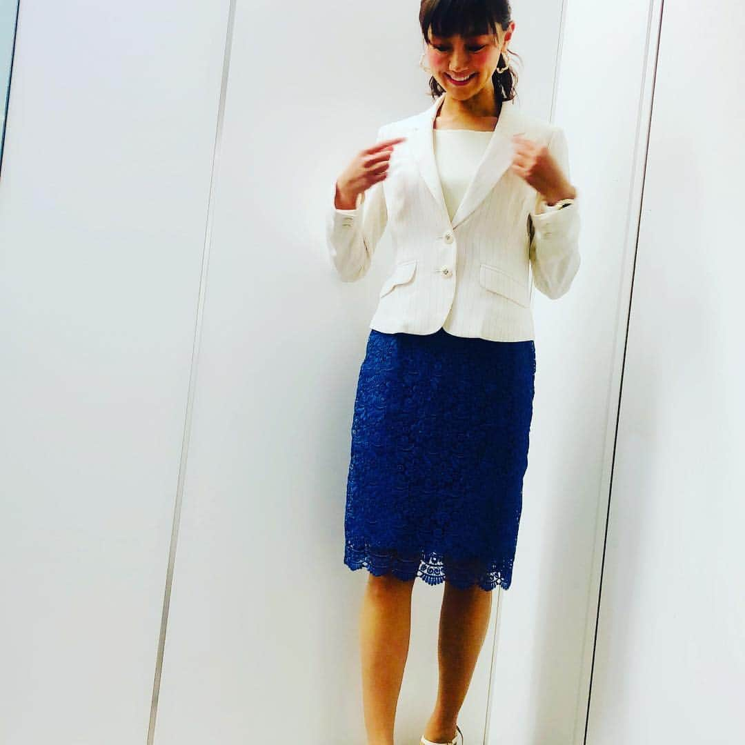 福島和可菜さんのインスタグラム写真 - (福島和可菜Instagram)「#たまには  #今日の私は #スカート #に #ジャケット #スポーツウェア #じゃない #mc  #のお仕事です #カッチリ和可菜 #春 #良い声出すぞ #スポーツ #イベント #white #blue #マイク」3月19日 12時34分 - fukushimawakana