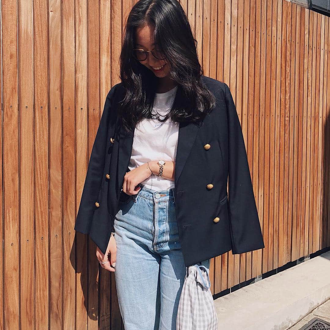 のインスタグラム：「会社で打ち合わせの日などは時計をつけたりしてたけど、普段から時計してる人ってなんだか素敵と思って💕 . オフィスじゃないときでもつけたいと思えるLUKIAのLadyGoldは、肌馴染みのいいゴールドでとっても軽い🙆🏾‍♀️ . 私のいつも付けてるアクセともとっても合うし、普段使いもしていきたいな💜 . . . . . #outfit#coordinate#jacket#LUKIA#LadyGold#watch#⌚️#PR#今日のコーデ#ジャケット#デニム#カジュアルコーデ#腕時計#レディゴールド#レディダイヤ @seikowatchjapan」