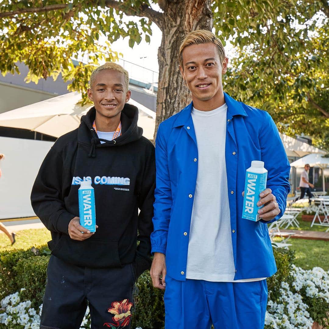 のインスタグラム：「Jaden Smith @c.syresmith told me the story why he started “Just Goods @just ” in 2012. He was learning about the environment in school when he was 11 and he found out there are a lot of problems. He wanted to solve the problems with Just water. Just goods @just has been trying to solve the plastic and the CO2 pollution problems through their products. I'll support him and Just water! Keep going!!」
