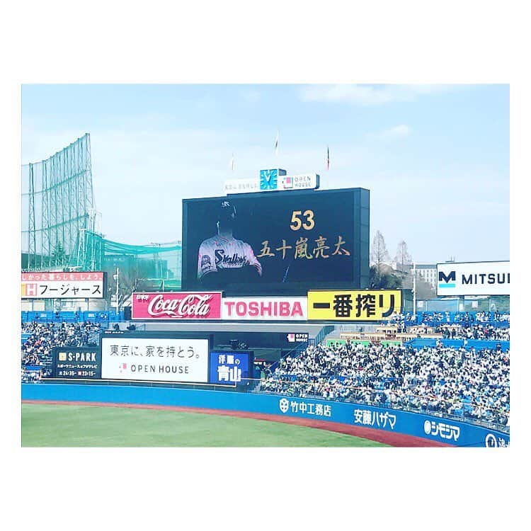 浜崎美保さんのインスタグラム写真 - (浜崎美保Instagram)「東京ヤクルトスワローズ⚾️ ・ ・ ・ 出陣式🎉 ・ ・ ・ vsソフトバンクのオープン戦⚾️ 村上くんの3ランHRが😆🎉✨ 塩見くんの盗塁も良かった👏✨ 五十嵐投手も投げました🤩 ・ ・ ・ いよいよ始まります🤓 神宮はまだ後半寒かったぁぁぁぁ❄️ ・ ・ ・ #東京ヤクルトスワローズ #ヤクルトスワローズ #ヤクルト #yakult  #swallows #プロ野球 #オープン戦 #神宮球場 #出陣式 #野球 #⚾️」3月19日 12時42分 - mihohamasaki_japan