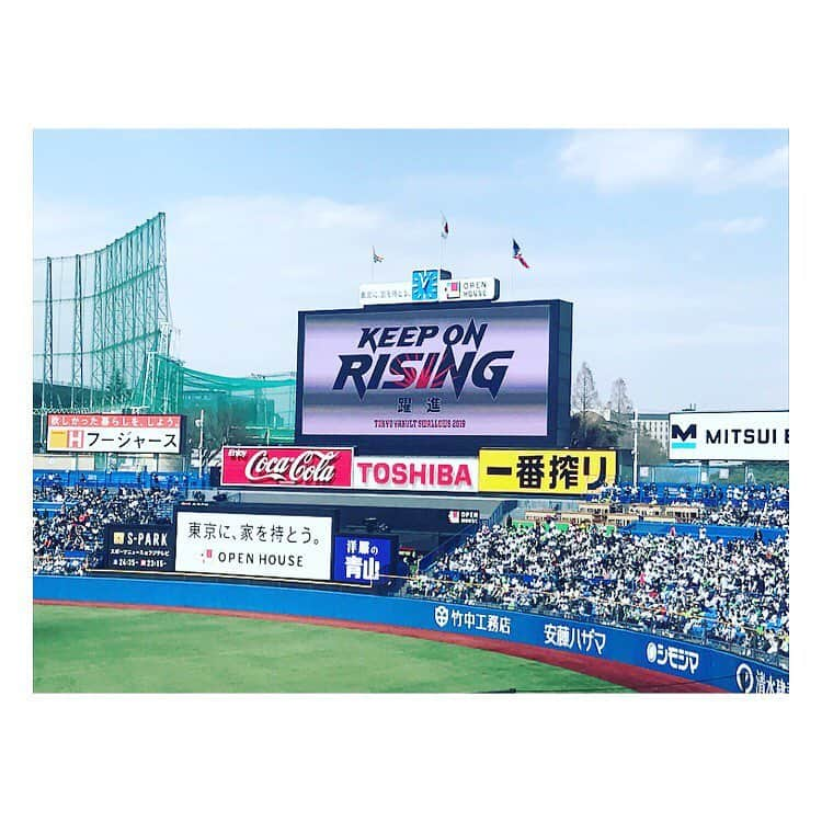 浜崎美保さんのインスタグラム写真 - (浜崎美保Instagram)「東京ヤクルトスワローズ⚾️ ・ ・ ・ 出陣式🎉 ・ ・ ・ vsソフトバンクのオープン戦⚾️ 村上くんの3ランHRが😆🎉✨ 塩見くんの盗塁も良かった👏✨ 五十嵐投手も投げました🤩 ・ ・ ・ いよいよ始まります🤓 神宮はまだ後半寒かったぁぁぁぁ❄️ ・ ・ ・ #東京ヤクルトスワローズ #ヤクルトスワローズ #ヤクルト #yakult  #swallows #プロ野球 #オープン戦 #神宮球場 #出陣式 #野球 #⚾️」3月19日 12時42分 - mihohamasaki_japan