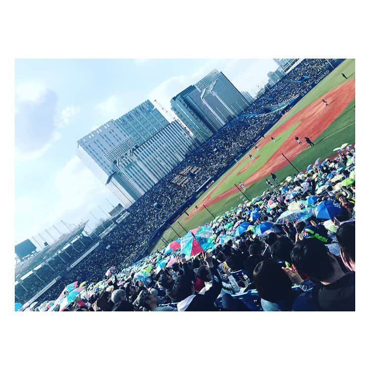 浜崎美保さんのインスタグラム写真 - (浜崎美保Instagram)「東京ヤクルトスワローズ⚾️ ・ ・ ・ 出陣式🎉 ・ ・ ・ vsソフトバンクのオープン戦⚾️ 村上くんの3ランHRが😆🎉✨ 塩見くんの盗塁も良かった👏✨ 五十嵐投手も投げました🤩 ・ ・ ・ いよいよ始まります🤓 神宮はまだ後半寒かったぁぁぁぁ❄️ ・ ・ ・ #東京ヤクルトスワローズ #ヤクルトスワローズ #ヤクルト #yakult  #swallows #プロ野球 #オープン戦 #神宮球場 #出陣式 #野球 #⚾️」3月19日 12時42分 - mihohamasaki_japan