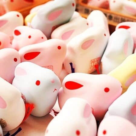 旅行比較サイト・トラベルコ 理想の旅を、いちばん安く。のインスタグラム：「まるでマシュマロみたい!?　実はこれ #おみくじ なんです♡　全国には、こうした個性的なおみくじを扱う神社がたくさん。中でも動物モチーフのかわいいおみくじを9社ピックアップしました。それぞれどこの神社のおみくじか、@travelko_chan のプロフィールリンクから特集ページをチェックしてみてください。気になる御利益や参拝時のポイントなどもあわせてご確認を！  その愛らしい姿はもちろん、秘められた由縁の奥深さにすっかり魅了されたトラベルコスタッフ。取材を通じてコレクターになってしまったそう。この春は“幸せ祈願のおみくじ集め旅”に出かけてみてはいかがですか？ * * * あなたが訪れた旅先での写真に《 @travelko_chan 》《 #トラベルコ 》《 #travelko 》とタグ付けして投稿してみてください！こちらのアカウントで紹介させていただくかもしれません♪ * * * #宇治上神社 #春日大社 #鳩森八幡神社 #京都 #奈良 #神社めぐり #世界遺産 #国内旅行 #travel #trip #japantrip #japantravel #sightseeing #worldheritage #フォトジェニック #旅行好きな人と繋がりたい #写真好きな人と繋がりたい #女子旅 #一人旅 #カメラ女子 #カメラ男子#photooftheday #instatravel #travelgram #instagood #instaphoto #travelko #トラベルコ #トラベルコちゃん」