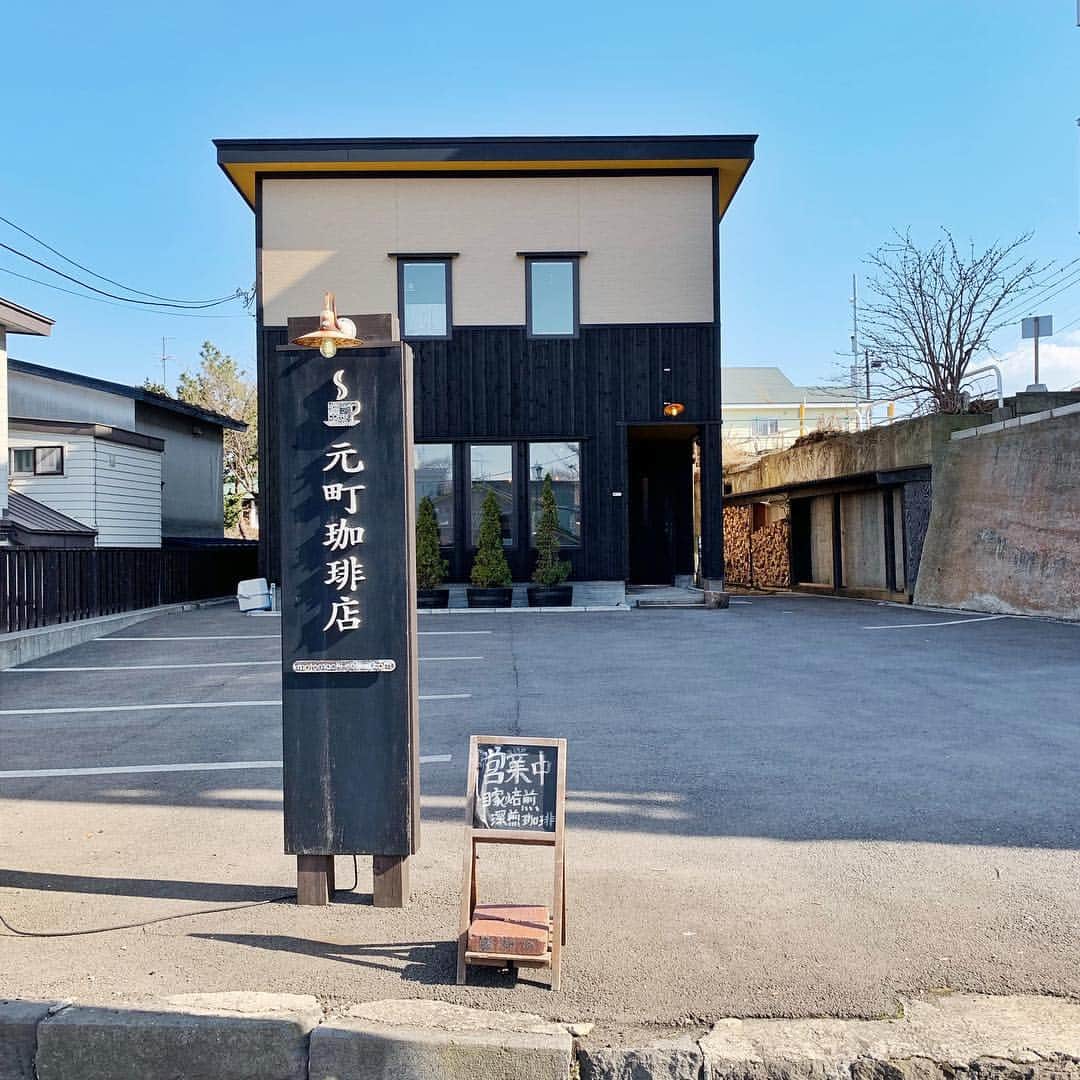 mizutamaさんのインスタグラム写真 - (mizutamaInstagram)「函館ー！﻿ ﻿ 特にこれと行った目的もなく﻿ ポケモンGOをしながら美味いものを食べよう😋の旅。﻿ ﻿ 着いてからずっと食べっぱなし…﻿ なので頑張って八幡坂の上まで登ったぜ👍えらい。﻿ あの坂…冬は…いったいどうなってるの…🥶﻿ 車…下れるの…🥶？﻿ ﻿ ﻿ 黄色でレンガ倉庫の壁を描いたら﻿ とうもろこし🌽にしか見えなくなった件。﻿ ﻿ ﻿ ﻿ ﻿ #函館 #金森赤レンガ倉庫 #八幡坂﻿ #元町珈琲店 #ミルキッシモ #バラ盛り﻿ #ラビスタ函館ベイ #旅行﻿ #文房具 #文具 #文房具好き﻿ #stationery #stationerylove﻿ #マイルドライナーブラッシュ ﻿ #マイルドライナー  #アイプラス﻿ #スパイラルリングノート #シロクマノート ﻿ #トラベラーズノート #mizutama﻿」3月19日 13時11分 - mizutamahanco