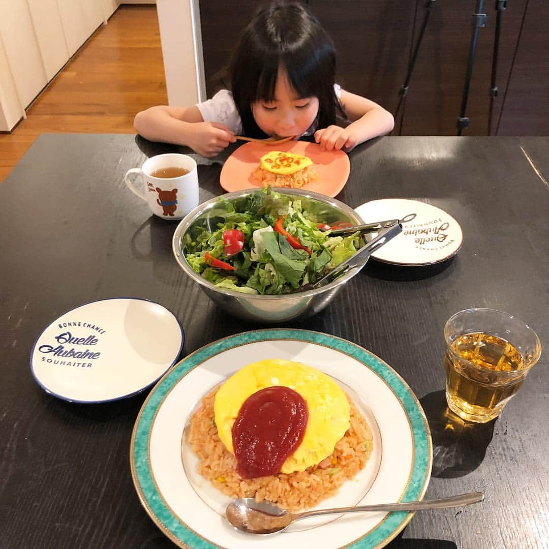 みきママさんのインスタグラム写真 - (みきママInstagram)「ランチはお絵かきオムライスです〜😋😋😋 . クッキングシートを三角に折って、ケチャップを入れるとチョコペンみたいになります👍👍👍 . 杏ちゃん、お絵かきにしたら、大興奮でペロリでした😁😁😁 . オムライスはレンチンで作ったからフライパンいらずです〜🤩🤩🤩 . でも卵はふわふわでーす🤩🤩🤩」3月19日 13時04分 - mikimama_official