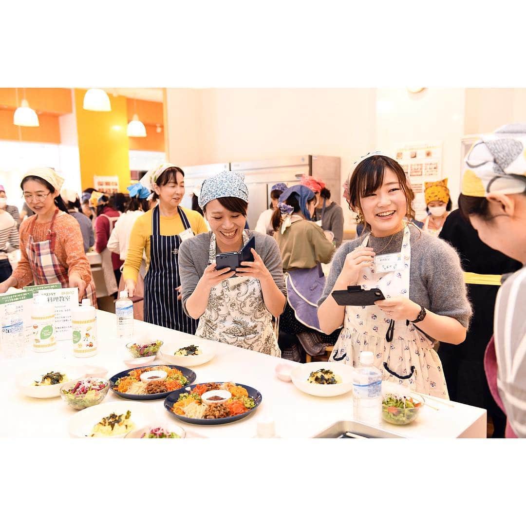 ののじ公式アカウントさんのインスタグラム写真 - (ののじ公式アカウントInstagram)「ののじ×レタスクラブ 料理教室 2019 春 がららぽーと横浜にて開催されました🍀 . . 料理家の伊藤晶子先生ご指導のもと、新商品の #人参三昧 を使用した料理を作っていただきました🍳✨ . . また、料理写真撮影のプチ講座も📷✨料理専門の写真教室フェリカスピコ代表の佐藤朗先生に今回は動画を撮る際のコツも教えていただきました。 . . ご参加して下さった方、スタッフの皆様 ありがとうございました🌱 . #ののじ #レタスクラブ #料理教室 #料理 #cooking #food #サラダおろし #tasty #ビビンバ #ららぽーと横浜」3月19日 13時31分 - nonoji.official