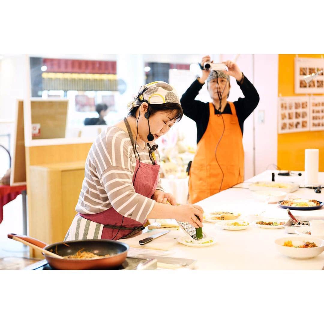 ののじ公式アカウントさんのインスタグラム写真 - (ののじ公式アカウントInstagram)「ののじ×レタスクラブ 料理教室 2019 春 がららぽーと横浜にて開催されました🍀 . . 料理家の伊藤晶子先生ご指導のもと、新商品の #人参三昧 を使用した料理を作っていただきました🍳✨ . . また、料理写真撮影のプチ講座も📷✨料理専門の写真教室フェリカスピコ代表の佐藤朗先生に今回は動画を撮る際のコツも教えていただきました。 . . ご参加して下さった方、スタッフの皆様 ありがとうございました🌱 . #ののじ #レタスクラブ #料理教室 #料理 #cooking #food #サラダおろし #tasty #ビビンバ #ららぽーと横浜」3月19日 13時31分 - nonoji.official