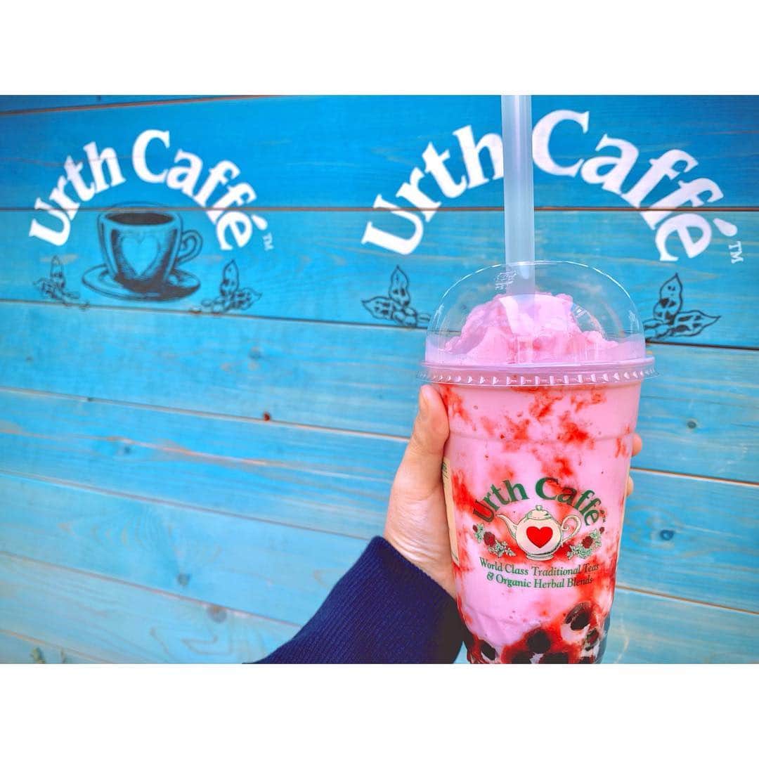 のインスタグラム：「＊ BOBA 🌈💓✨ @urthcaffe_japan 🍹 ・ ジュースより氷のほうがすき😇 お店インスタばえ！ おすすめっっ ・ #japan #tokyo #表参道 #cafe #urthcaffe #boba #BLENDED #タピオカ #スムージー #strawberry #sweets #yummy 😋🍬✨」
