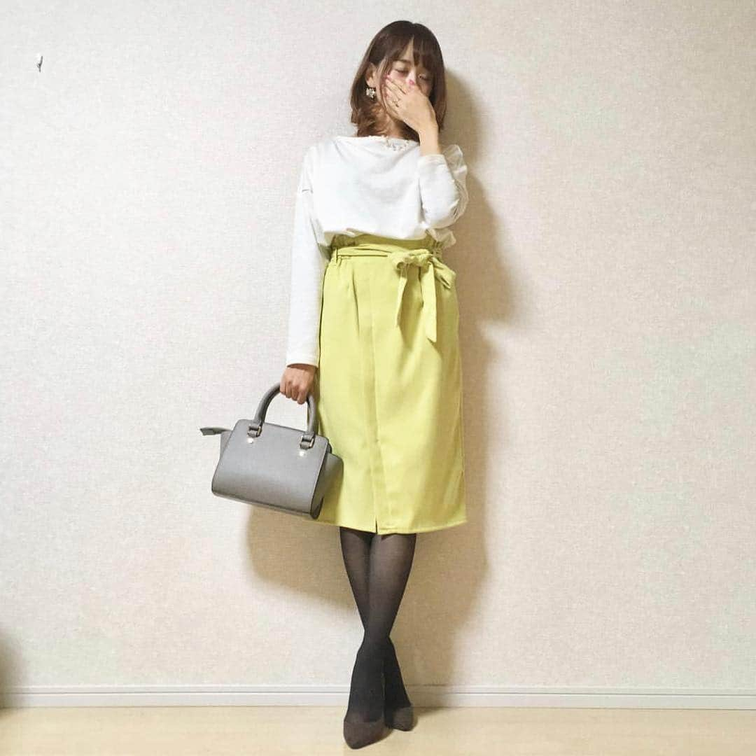 kalie.（カリエ）さんのインスタグラム写真 - (kalie.（カリエ）Instagram)「. ＿＿＿＿＿＿＿＿＿＿＿＿ . こんにちは😊 本日はアンバサダー @tmi.12345 さんのコーデをご紹介します❣️ . 💐解説 オフィスで映える春コーデ🌸 . 💐ポイント 淡い色がボケないように小物はダークカラーをチョイス👠タイツは20デニールで上品さをプラスしました😊 . 💐シチュエーション オフィスで🌸 . #lotta_mini はきれい目なデザインなので オフィスコーデにも相性がいいですよ🕊 . 商品の詳細はプロフィール欄のURLよりチェックしてください♪ ⇒ @kalie_official ＿＿＿＿＿＿＿＿＿＿＿＿＿＿＿＿＿＿＿＿ . #kalie #カリエ #バッグ #ハンドバッグ #ファッション #春コーデ #オフィスコーデ #通勤コーデ #上品コーデ #今日のコーデ #olコーデ #ワーママコーデ #お洒落ママ #ワーママ #コーデ記録 #オフィス #イエロー #タイトスカート #上品 #パステル #スナップミー #お洒落好きな人と繋がりたい #ootds #bag」3月19日 13時09分 - kalie_official