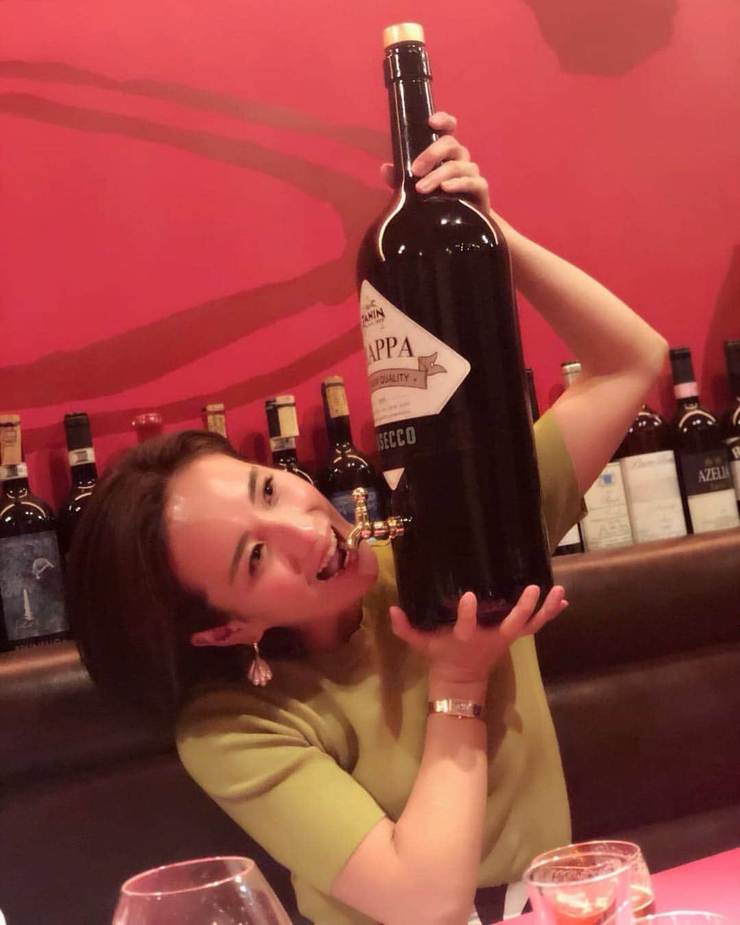 秋定麻紀子さんのインスタグラム写真 - (秋定麻紀子Instagram)「このボトル欲しくて持って帰ろうか迷った（笑） 2枚目のお酒は舐めてみたけどダメなやつでした（笑） #店長からの悪ふざけ #なんのお酒でしょうクイズ  #楽しい会でした」3月19日 13時19分 - makiakisada